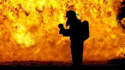 Горит склад в Красноярске: погибли пожарные