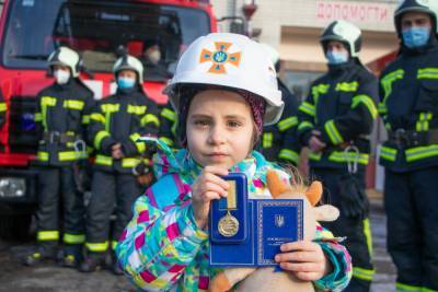 В Киеве 4-летнюю девочку наградили орденом "За доброе дело": спасла от пожара – фото
