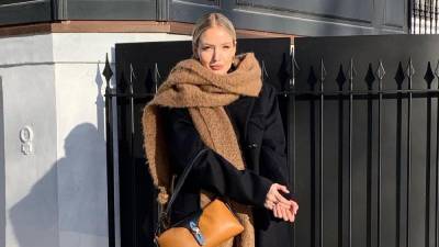 Черное пальто, карамельный шарф и дутые сапожки Louis Vuitton: стильный выход немки Леони Ханне