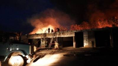 Тело рабочего вынесли из горящего склада в Красноярске