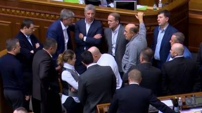 Украинские оппозиционеры инициируют импичмент Зеленского