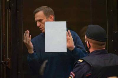 Политологи объяснили, как тюремный срок для Навального изменит протест в России