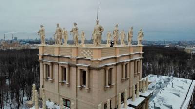 Реставрированные статуи вернулись на башни на площади Гагарина