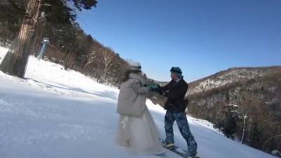 Видео из Сети. Во Владивостоке молодожены исполнили романтический танец на сноубордах