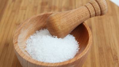 Врач-эндокринолог рассказала о последствиях частого употребления соли