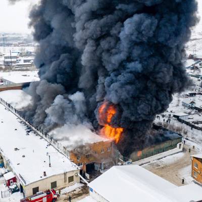 При тушении пожара на складе автозапчастей в Красноярске найден погибший