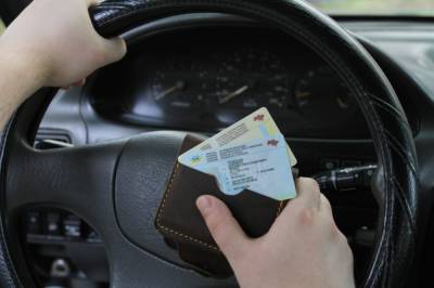 На водительских правах в Украине начнут ставить отметки об особенностях и ограничениях водителя