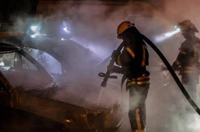 Масштабный пожар в Киеве уничтожил четыре автомобиля