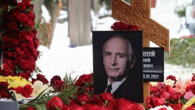73-летняя Ирина Купченко забрала домой фото Василия Ланового с могилы актера