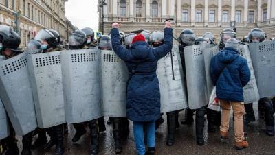 Депутаты потребовали от Смольного разрешить мирные митинги