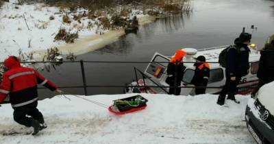 В Славском районе спасли рыбаков, которых уносило на льдине в залив