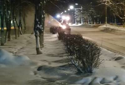 Пока город спит: как в Подпорожье ночью работала снегоуборочная техника