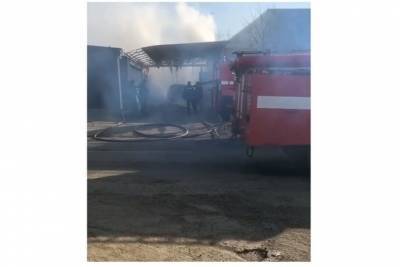 В Усть-Лабинске потушили объятый огнем автомобиль