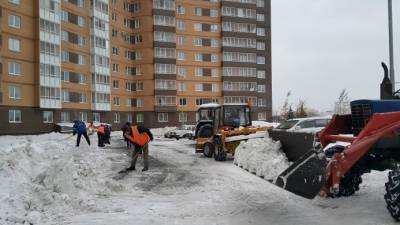 Более тысячи машин и 1,2 тысяч дворников вышли очищать Петербург после снегопада