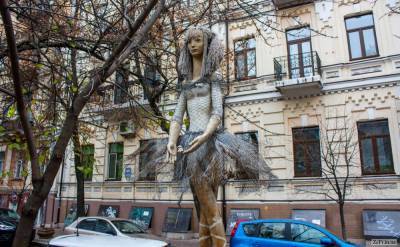 В Киеве нашли разбитую скульптуру балерины: фото
