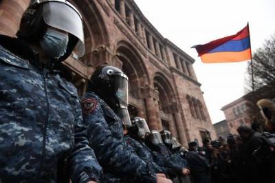 У здания парламента Армении сторонники оппозиции устроили митинг