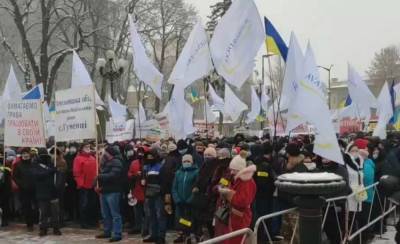 Киев колотит: под Радой собрались люди, дальше терпеть уже не могут