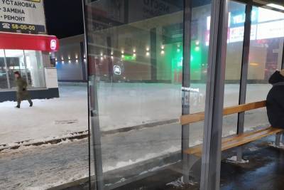 На новой остановке в Пскове уже выпало стекло