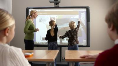 В школы Смоленской области поступило более 200 интерактивных досок