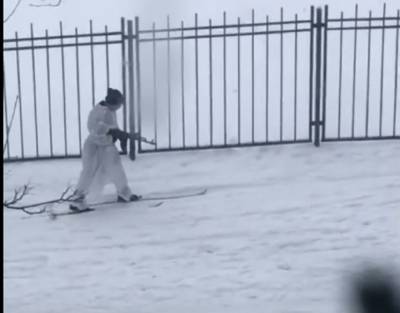 У петербургской школы заметили лыжников с автоматами в руках