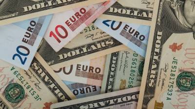 Центробанк установил официальные курсы доллара и евро