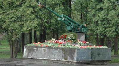 Латвийские «нацики» недовольны ремонтом советского мемориала в Екабпилсе