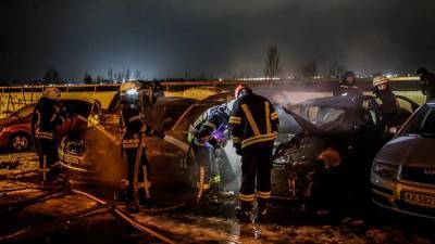 В Киеве на Троещине сгорели 4 автомобиля: стояли во дворе высотки