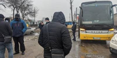 Под Харьковом активисты Нацкорпуса заблокировали автобус с «титушками Кивы», ехавшими на протесты в поддержку 112 Украина, NewsOne и ZIK