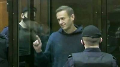 60 минут. В суде Навальный хамил, дерзил и ухмылялся