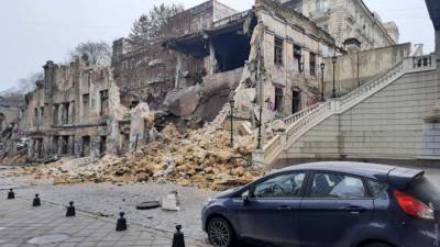 Показано видео, как в историческом центре Одессы обвалился дом