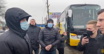 Нацкорпус остановил автобус с группой поддержки "телеканалов Медведчука" (ВИДЕО)