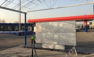 На заправках "Узбекнефтегаза" в Ташкенте начали устанавливать зарядные станции для электромобилей