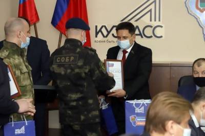 «К сожалению, не можем назвать славные имена этих ребят»: парламент Кузбасса наградил бойцов Росгвардии