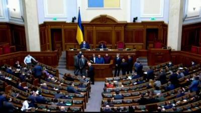 Владимир Зеленский отключил вещание трех украинских телеканалов одним своим указом