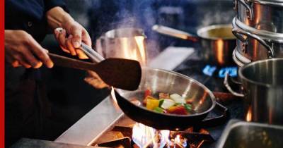 Ученые поняли, как избежать пригорания пищи на антипригарных сковородах