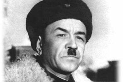 Почему Сталин разрешал советским генералам носить усы, как у Гитлера