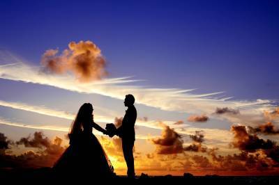 На Английской набережной собралась очередь из желающих зарегистрировать брак в июле