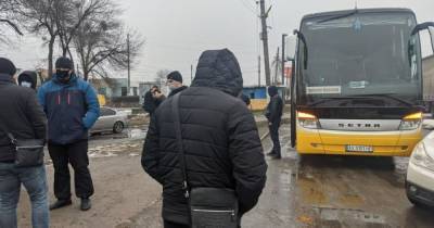 "Не удалось заработать": под Харьковом "Нацкорпус" заблокировал титушок, которые ехали на митинг в Киев