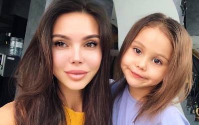 «Лея обожает смотреть на кровь»: Оксана Самойлова сделала «уколы красоты» при 6-летней дочери