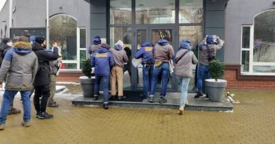 "Национальный корпус" обклеил офис канала NewsOne наклейками с избитым "ватником"
