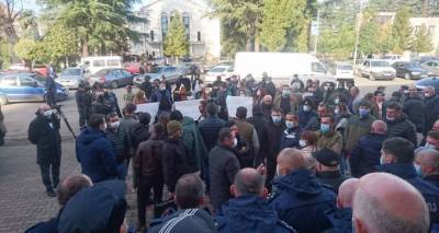 Возмущенные историей с мытьем туалетов активисты на западе Грузии требуют отставки мэра