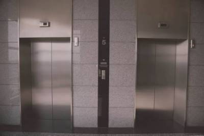 Жители многоэтажки пожаловались на распыляющего в лифте газ соседа-паникёра