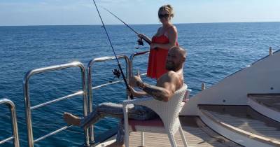 С семьей на шикарной яхте и с трофеем: Макгрегор побывал на рыбалке после сокрушительного поражения