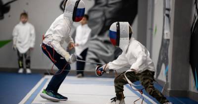 Школа укола и рубки: тренер из Франции открыл на стадионе "Калининград" секцию фехтования