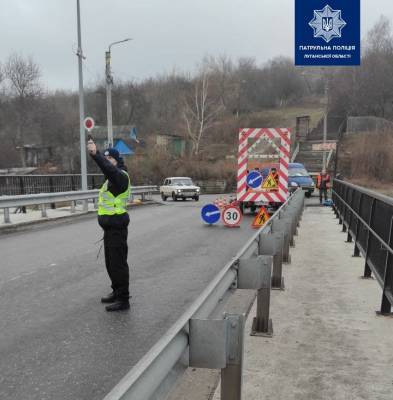 На мосту между Лисичанском и Северодонецком начали "латать" ямы по требованию патрульных