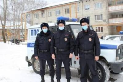 На Урале трое полицейских несколько километров несли на руках мужчину, который потерялся в лесу