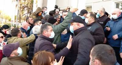 Возмущенные жители Чкороцку требуют отставки мэра города - видео