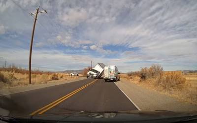 Чем еще опасны грузовики в повороте — видео