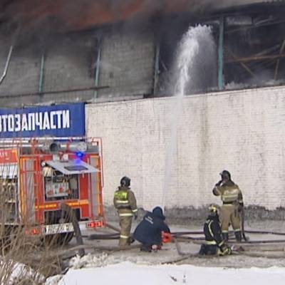 Крупный пожар на складе автозапчастей в Красноярске удалось локализовать