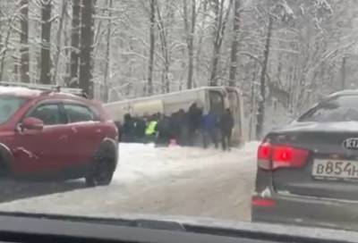 Четверо пострадавших и один погибший: на Приморском шоссе в Петербурге перевернулся пассажирский автобус